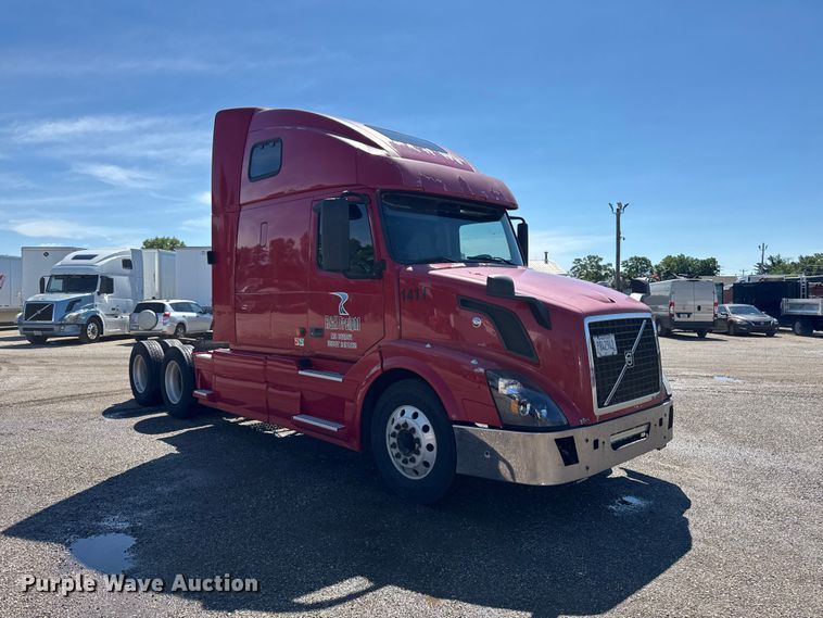image for item FB5728 2006 Volvo VNL semi truck