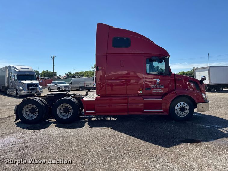 image for item FB5728 2006 Volvo VNL semi truck