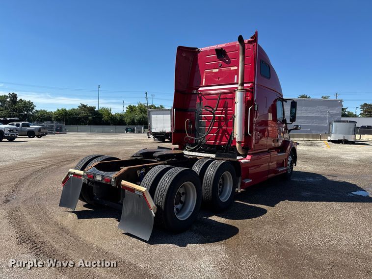 image for item FB5728 2006 Volvo VNL semi truck