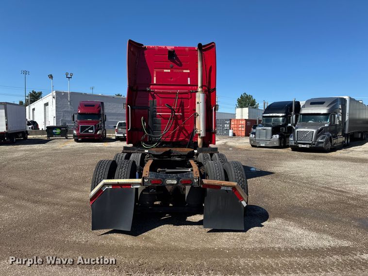 image for item FB5728 2006 Volvo VNL semi truck