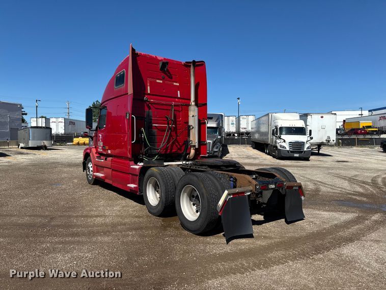 image for item FB5728 2006 Volvo VNL semi truck