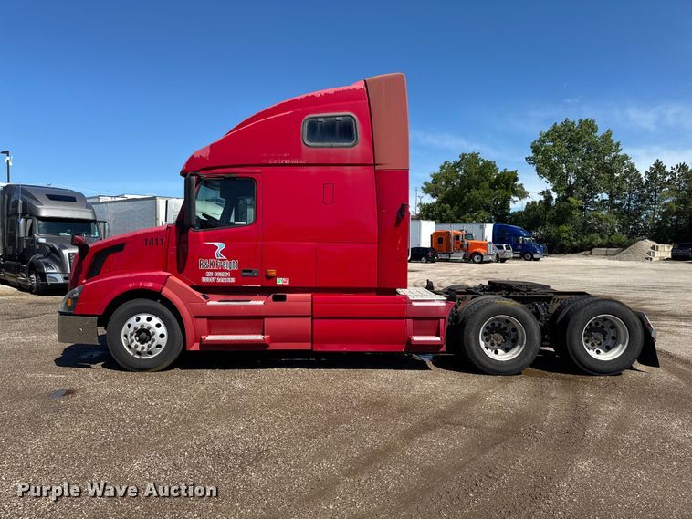 image for item FB5728 2006 Volvo VNL semi truck