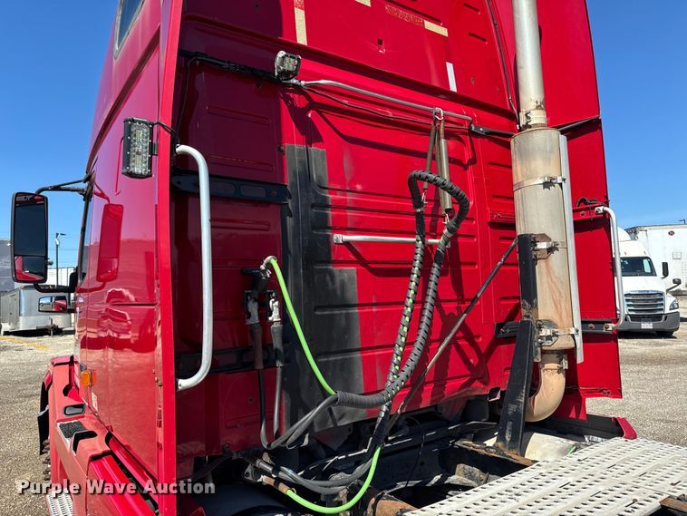 image for item FB5728 2006 Volvo VNL semi truck