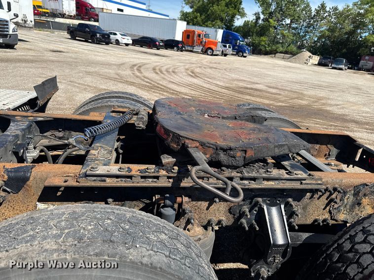 image for item FB5728 2006 Volvo VNL semi truck