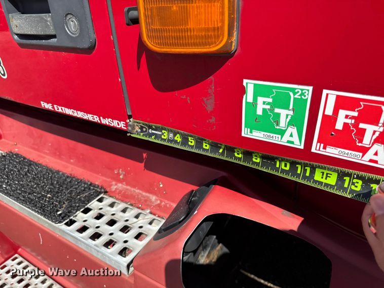 image for item FB5728 2006 Volvo VNL semi truck