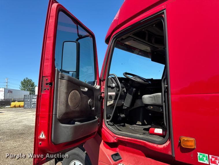 image for item FB5728 2006 Volvo VNL semi truck