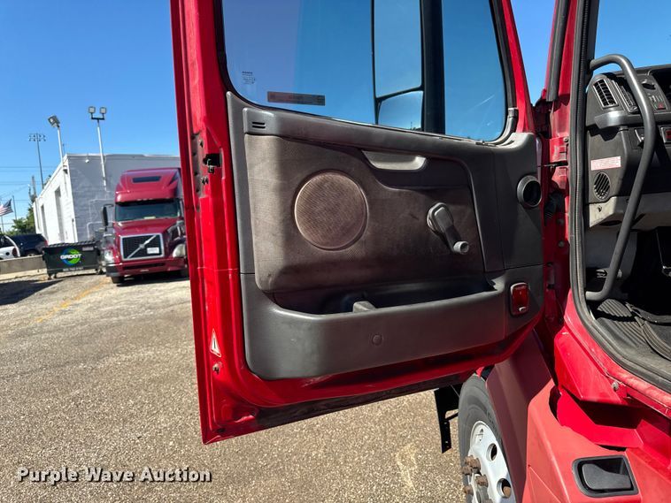image for item FB5728 2006 Volvo VNL semi truck