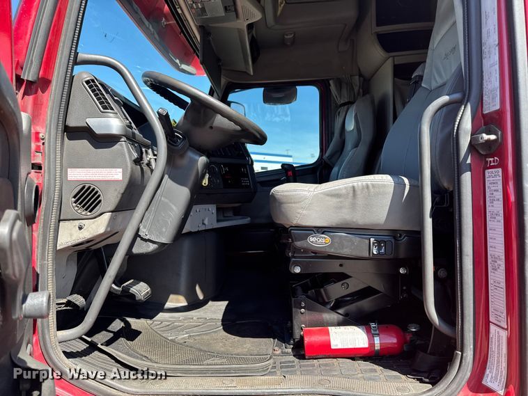 image for item FB5728 2006 Volvo VNL semi truck