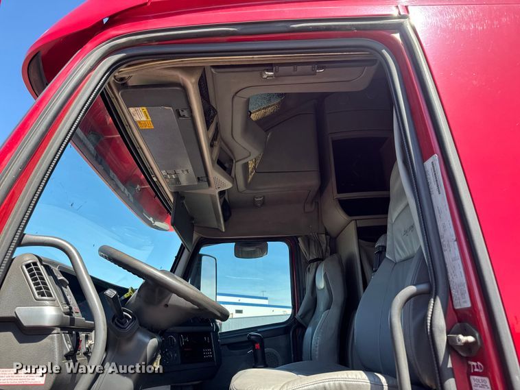 image for item FB5728 2006 Volvo VNL semi truck