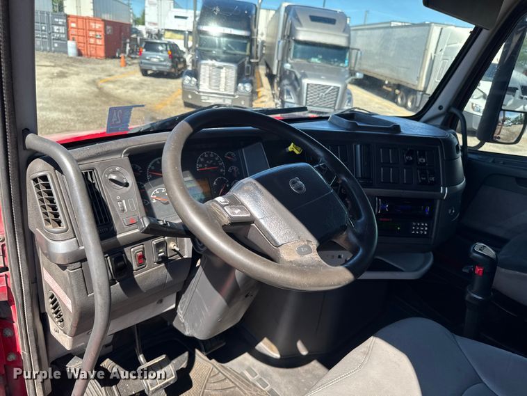 image for item FB5728 2006 Volvo VNL semi truck