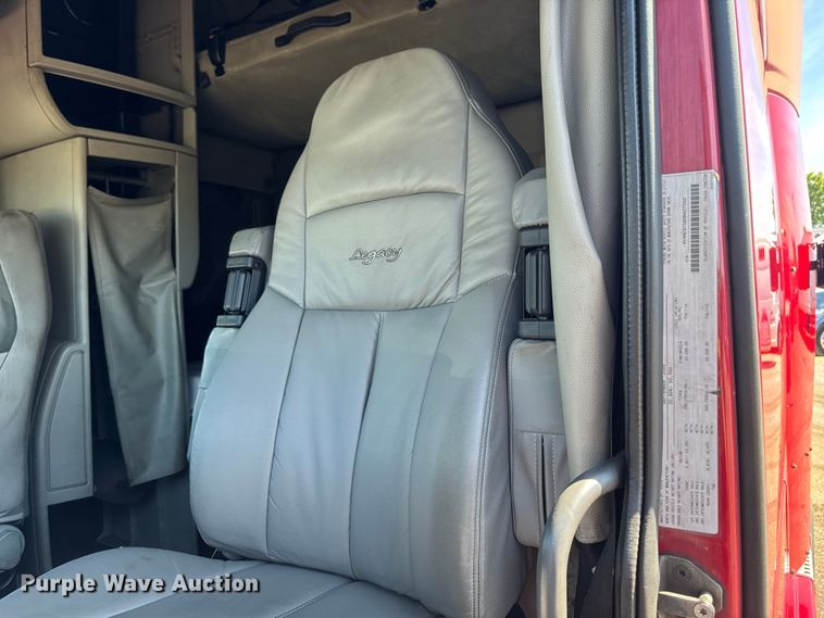 image for item FB5728 2006 Volvo VNL semi truck