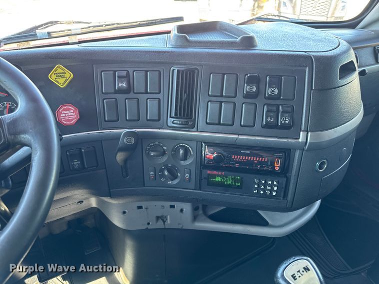 image for item FB5728 2006 Volvo VNL semi truck