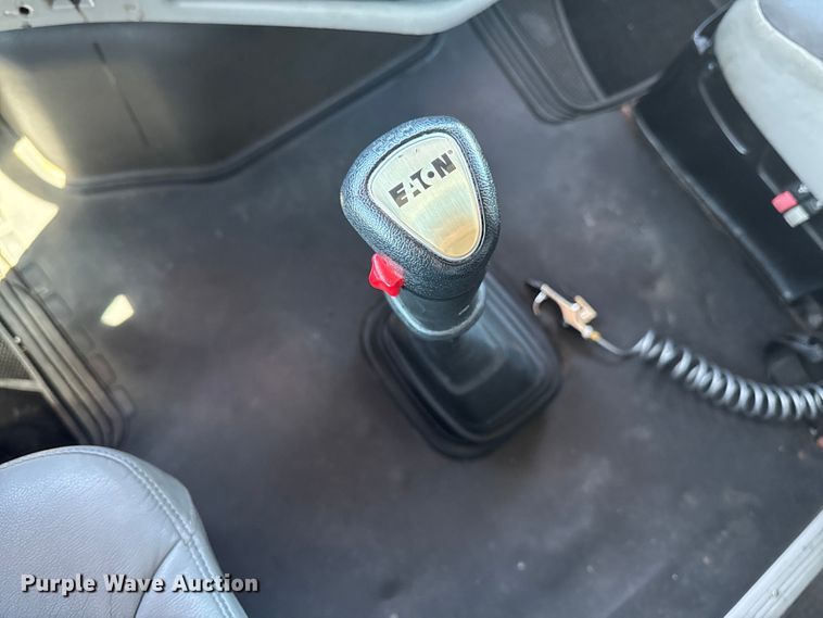 image for item FB5728 2006 Volvo VNL semi truck