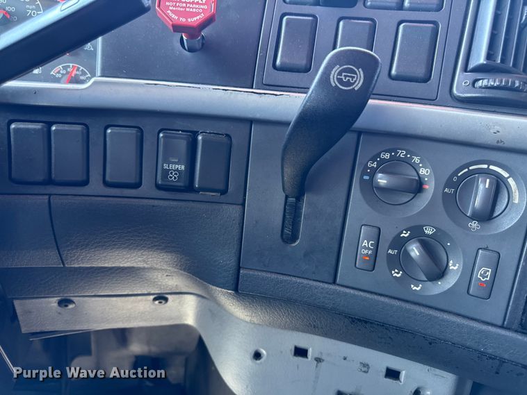 image for item FB5728 2006 Volvo VNL semi truck