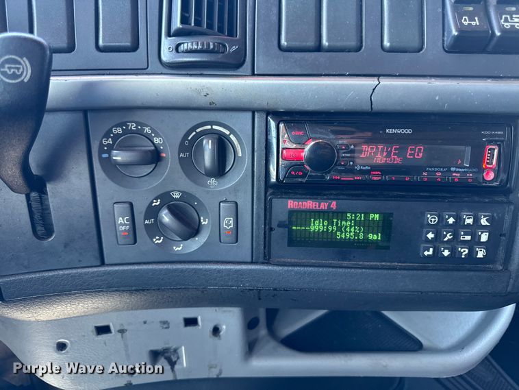 image for item FB5728 2006 Volvo VNL semi truck