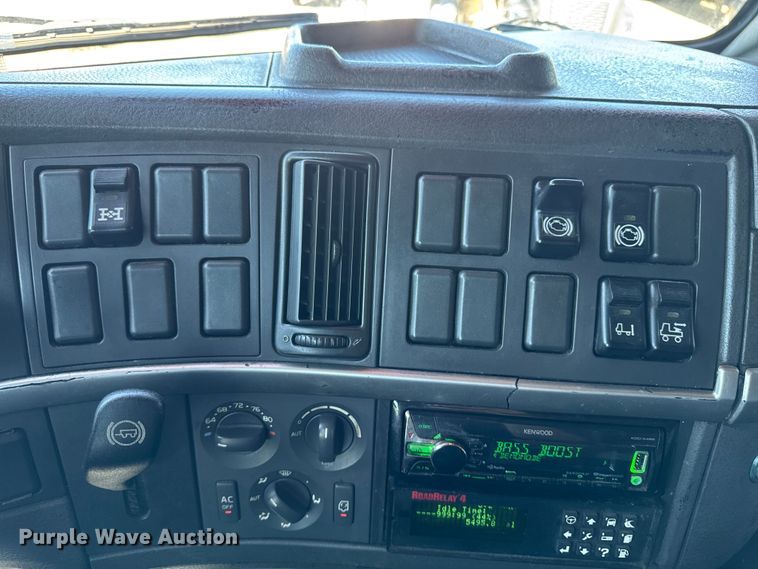 image for item FB5728 2006 Volvo VNL semi truck