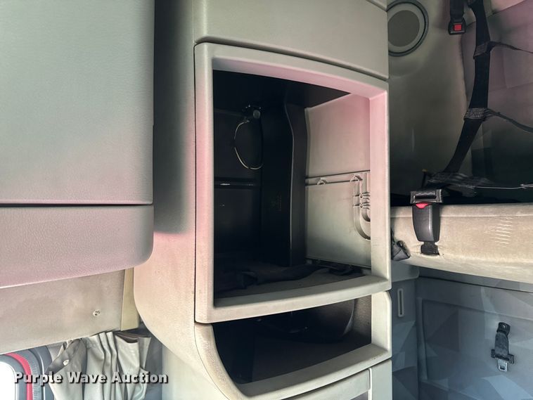 image for item FB5728 2006 Volvo VNL semi truck