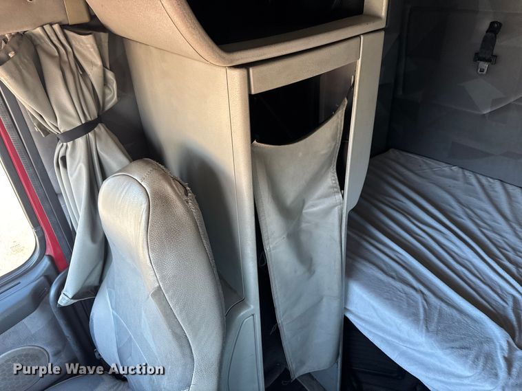 image for item FB5728 2006 Volvo VNL semi truck