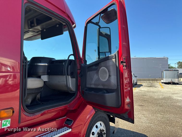 image for item FB5728 2006 Volvo VNL semi truck