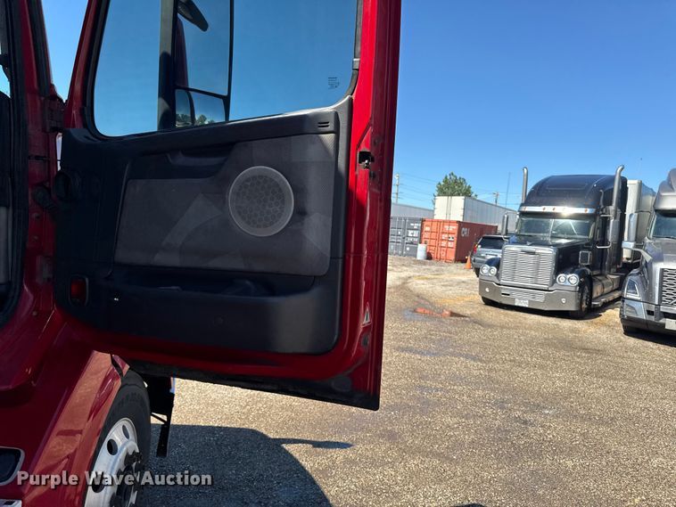 image for item FB5728 2006 Volvo VNL semi truck
