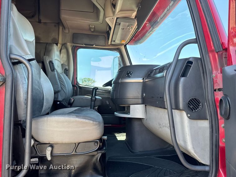 image for item FB5728 2006 Volvo VNL semi truck