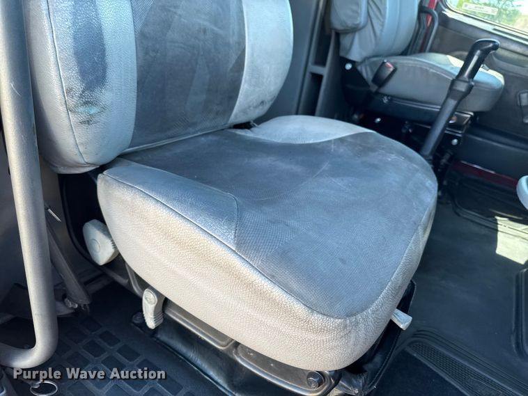 image for item FB5728 2006 Volvo VNL semi truck