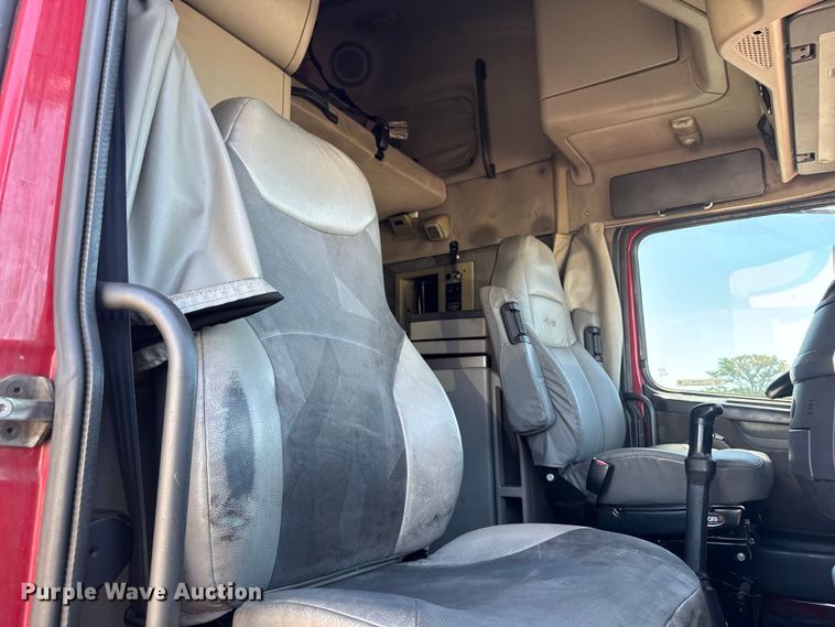 image for item FB5728 2006 Volvo VNL semi truck
