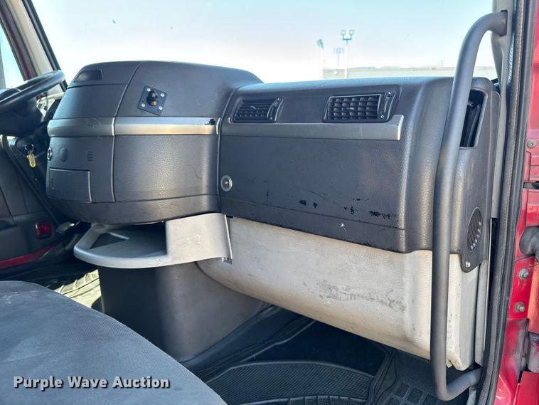 image for item FB5728 2006 Volvo VNL semi truck