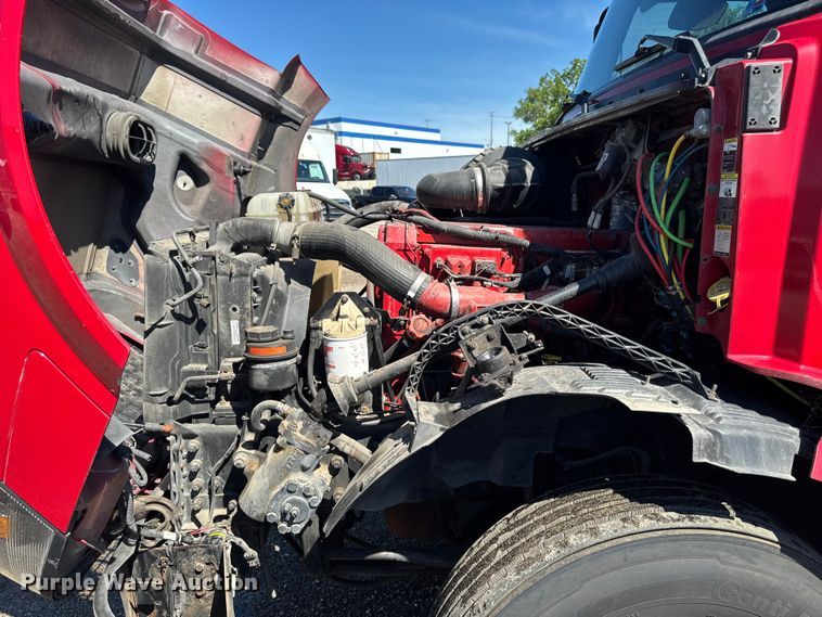 image for item FB5728 2006 Volvo VNL semi truck