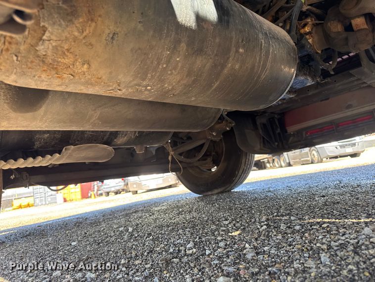 image for item FB5728 2006 Volvo VNL semi truck
