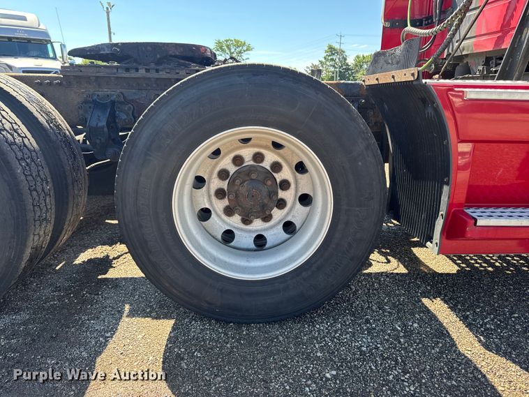image for item FB5728 2006 Volvo VNL semi truck