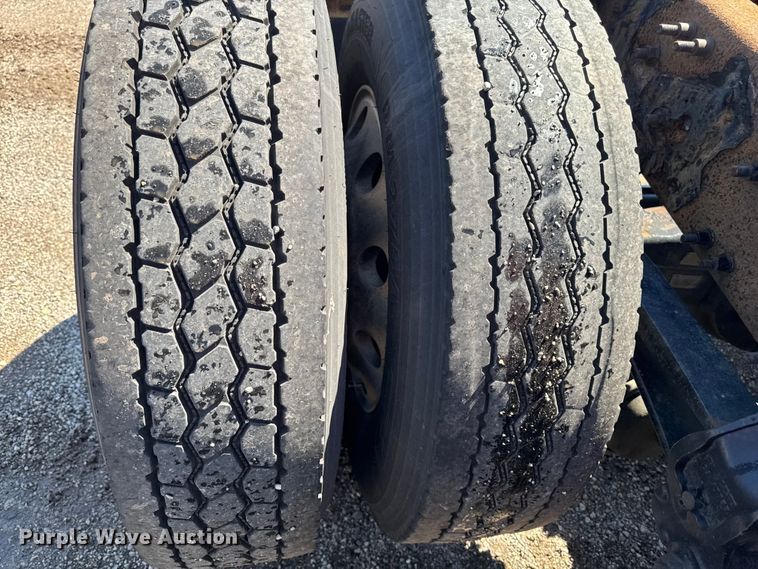 image for item FB5728 2006 Volvo VNL semi truck