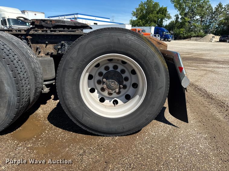 image for item FB5728 2006 Volvo VNL semi truck
