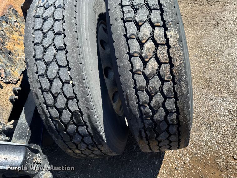 image for item FB5728 2006 Volvo VNL semi truck