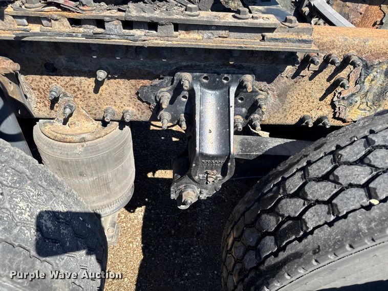 image for item FB5728 2006 Volvo VNL semi truck