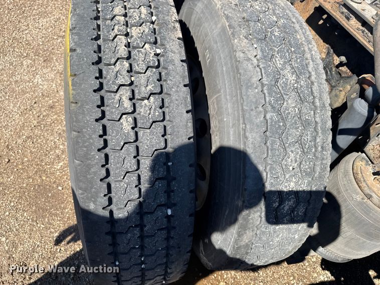 image for item FB5728 2006 Volvo VNL semi truck