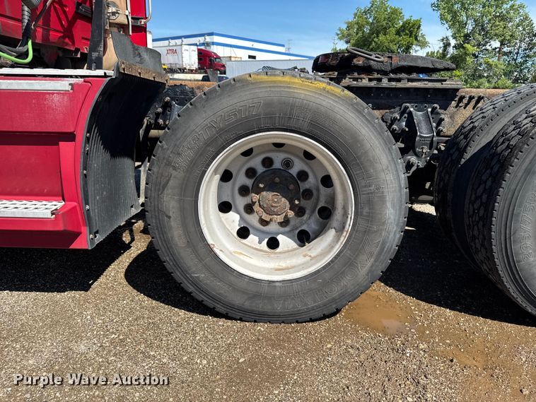 image for item FB5728 2006 Volvo VNL semi truck