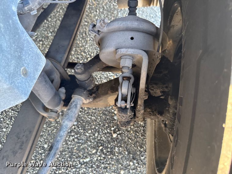 image for item FB5728 2006 Volvo VNL semi truck