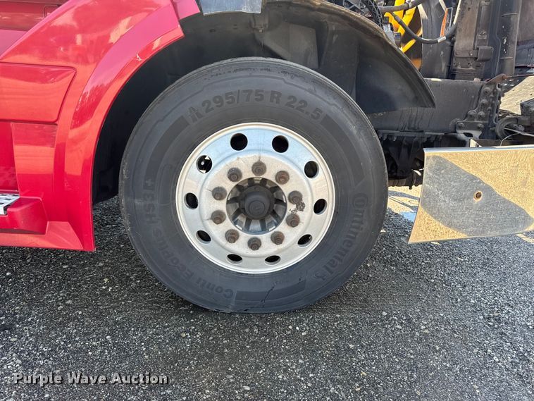 image for item FB5728 2006 Volvo VNL semi truck