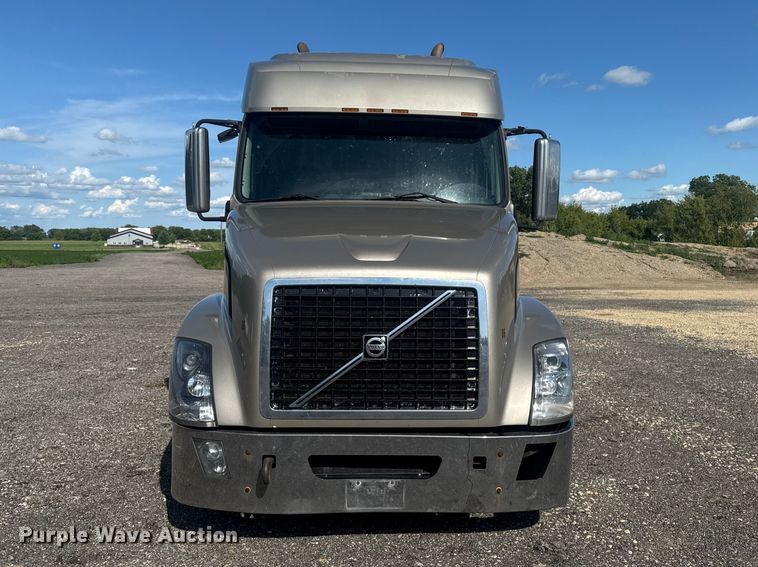 image for item FB5733 2007 Volvo VN semi truck