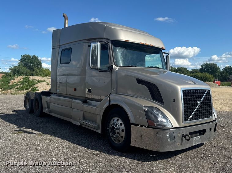 image for item FB5733 2007 Volvo VN semi truck