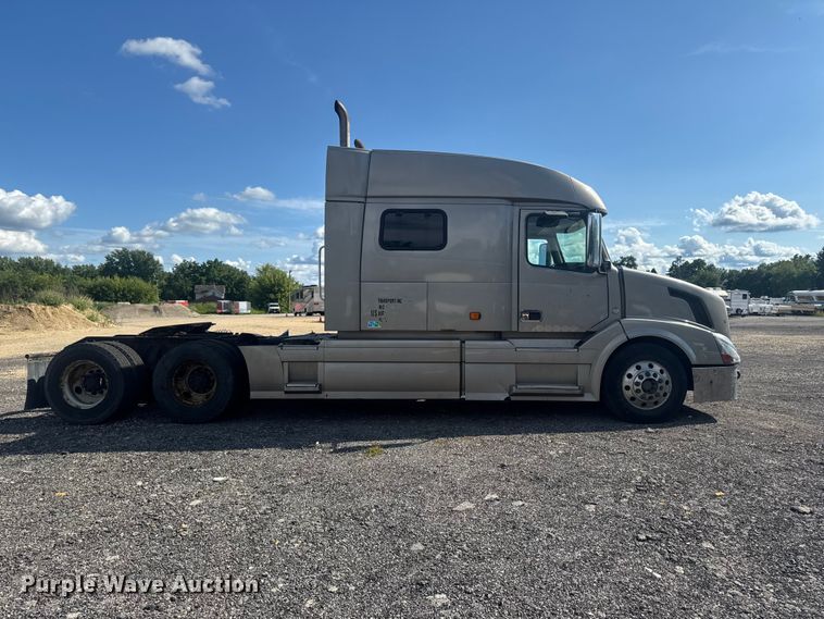 image for item FB5733 2007 Volvo VN semi truck