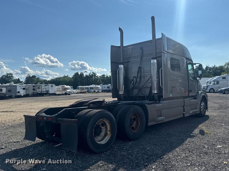 image for item FB5733 2007 Volvo VN semi truck