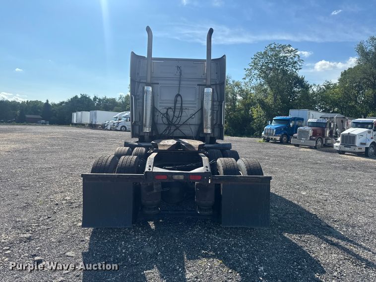 image for item FB5733 2007 Volvo VN semi truck