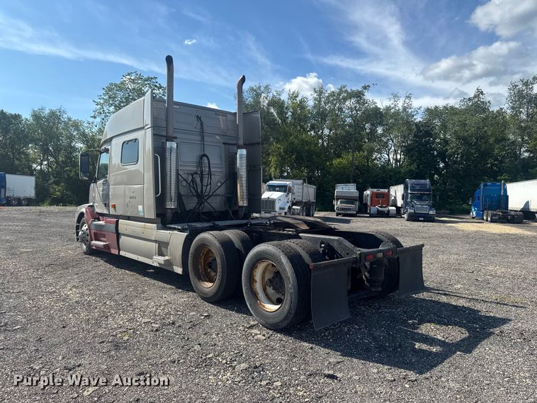 image for item FB5733 2007 Volvo VN semi truck