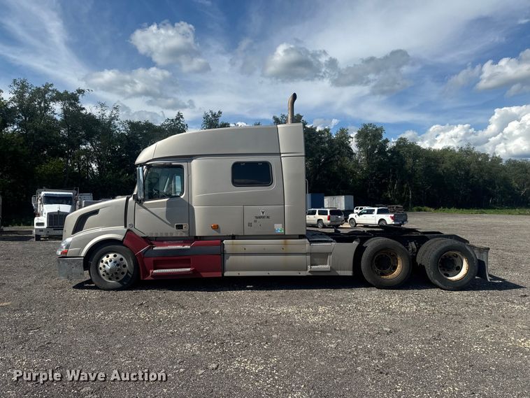 image for item FB5733 2007 Volvo VN semi truck