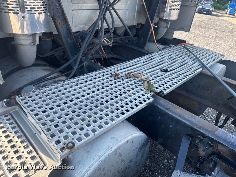 image for item FB5733 2007 Volvo VN semi truck