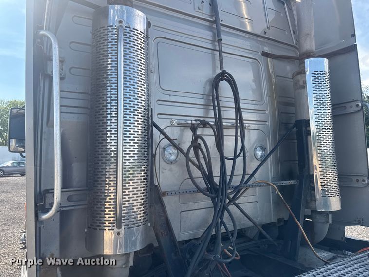 image for item FB5733 2007 Volvo VN semi truck
