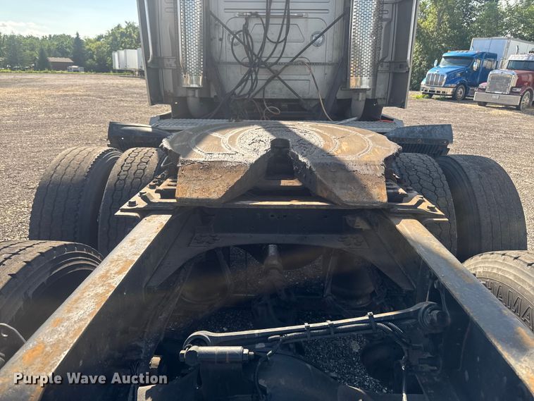 image for item FB5733 2007 Volvo VN semi truck