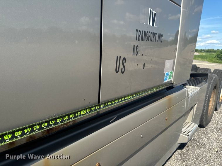 image for item FB5733 2007 Volvo VN semi truck